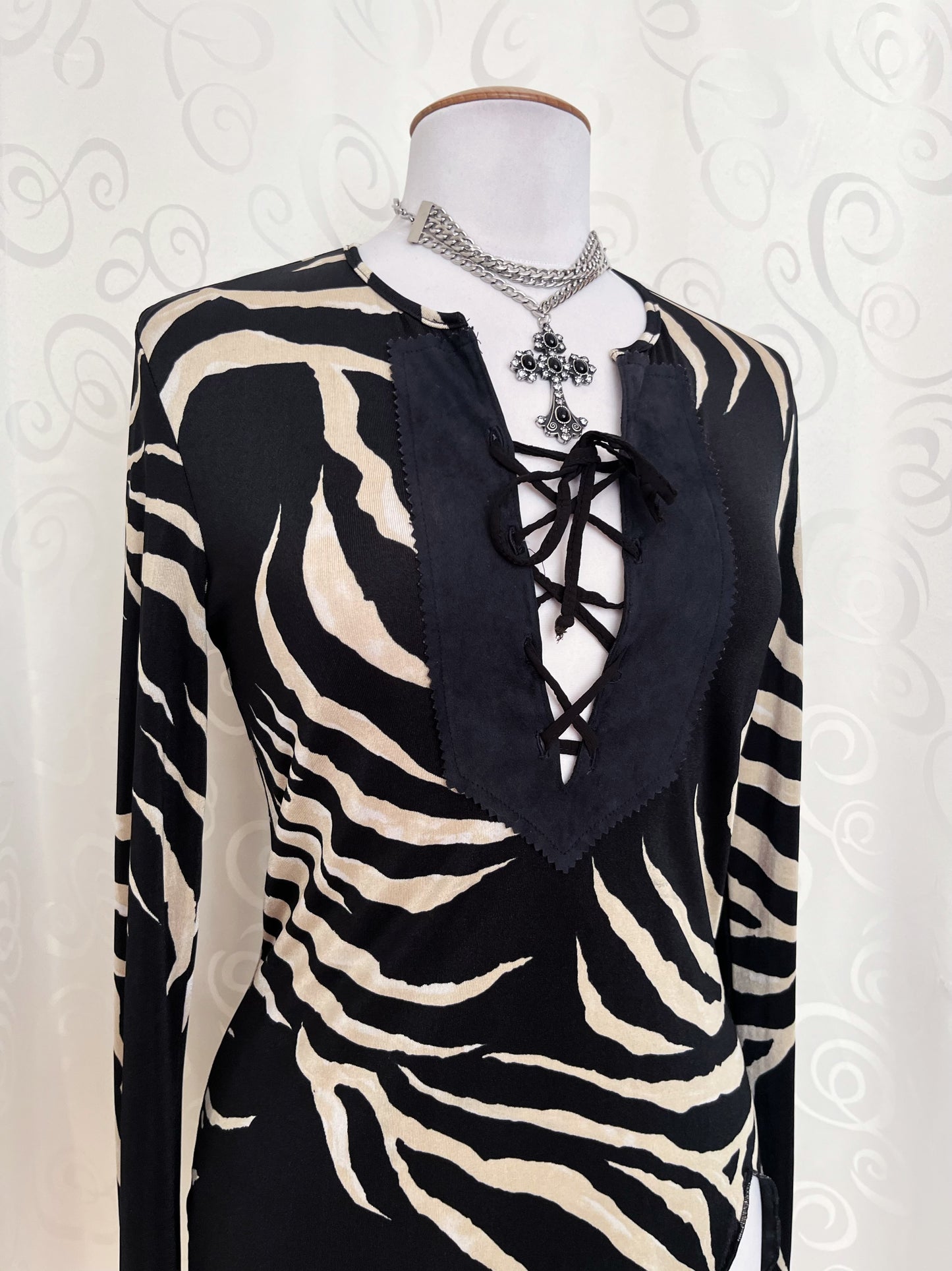 Hot zebra print asymmetrical top with lace-up detail 🦓🖤
