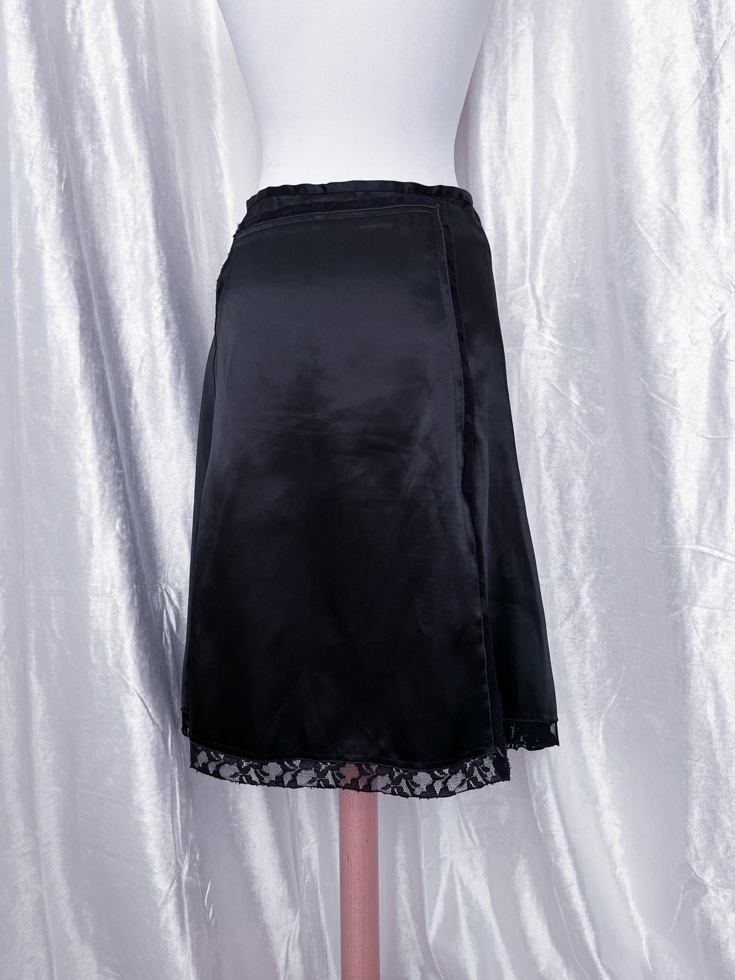 Iconic 00’s silky black skirt 🦇