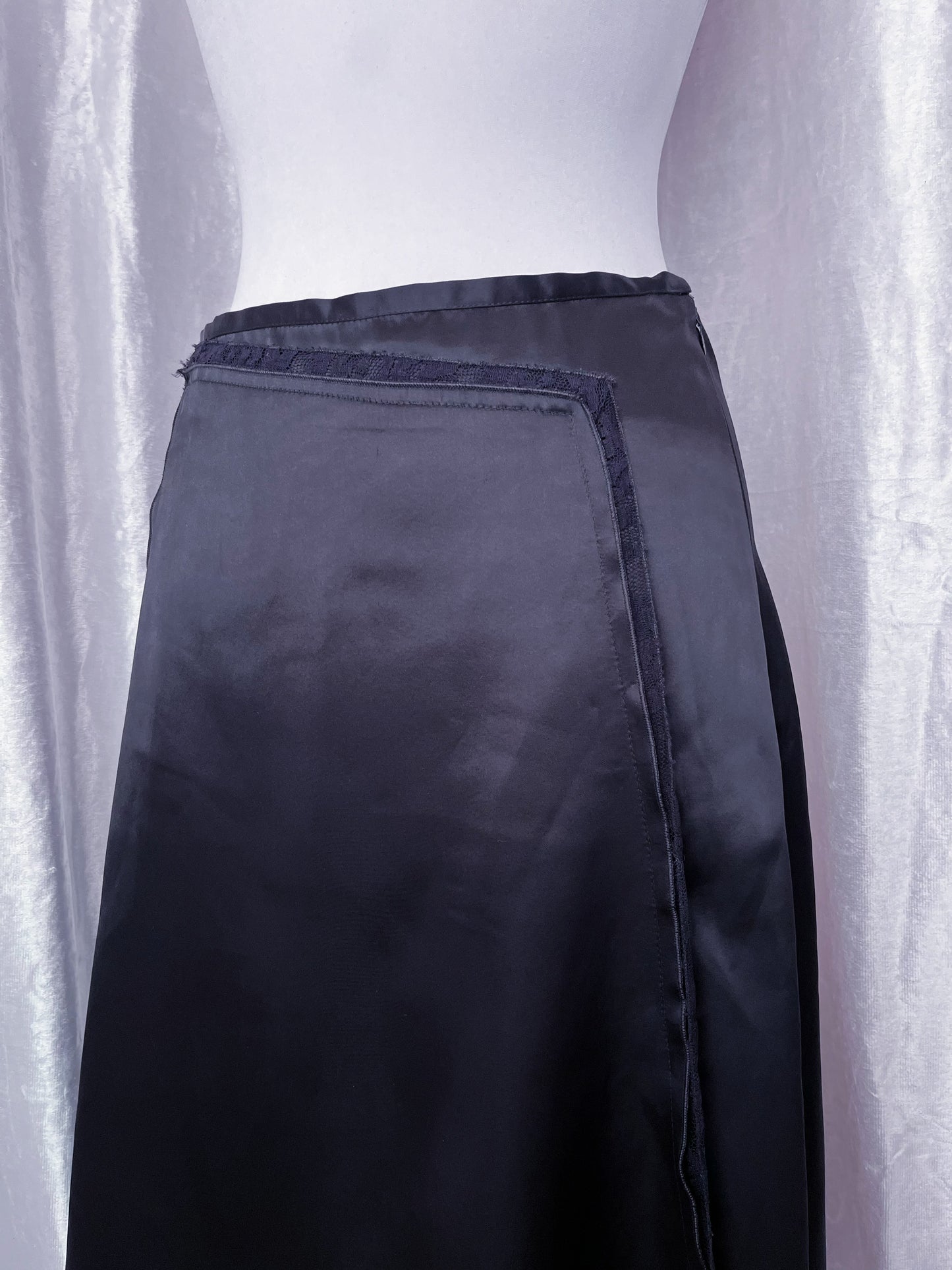 Iconic 00’s silky black skirt 🦇