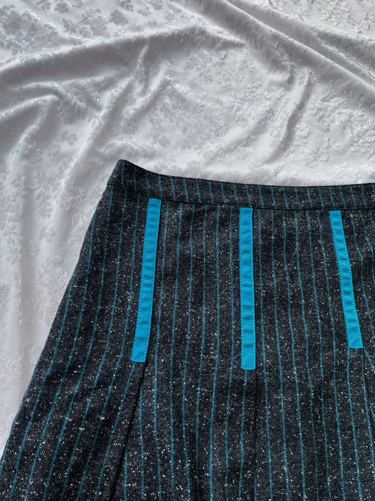 Cute 00βs wool asymmetrical skirt