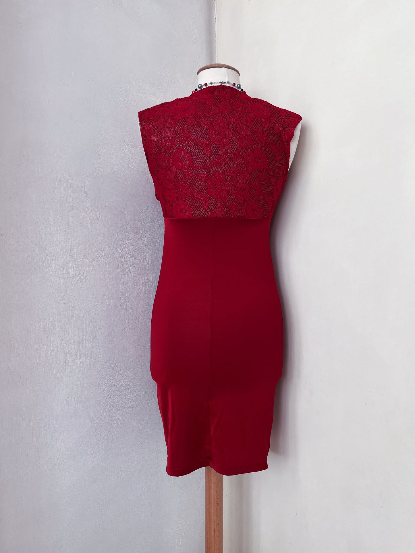 Iconic red vampire dress with lace detail 🧛🏼♀️