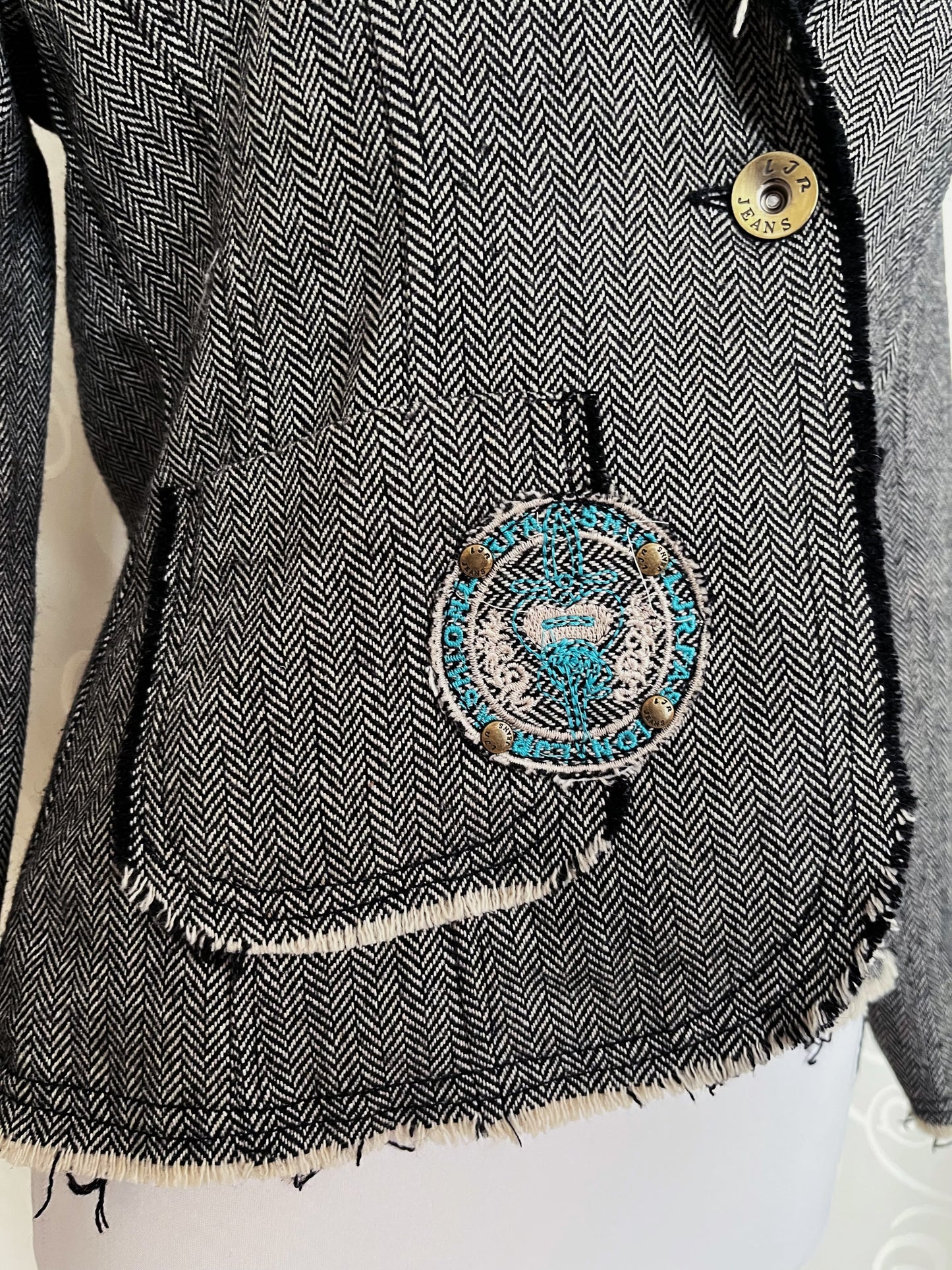 00’s Dark Academia light blazer with iconic Y2K embroidery back details 💀👑