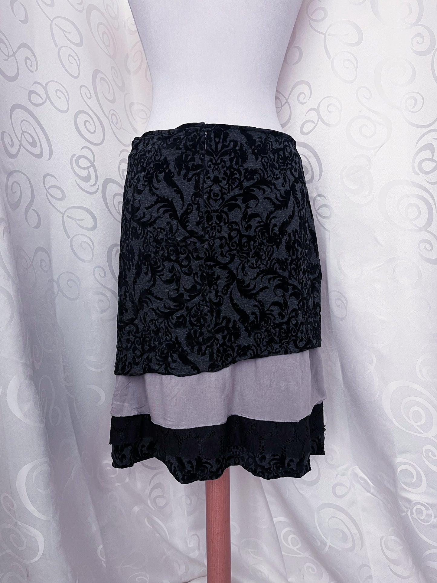 00’s gothic grey skirt with lace-up & velvet embossed details 🕷️