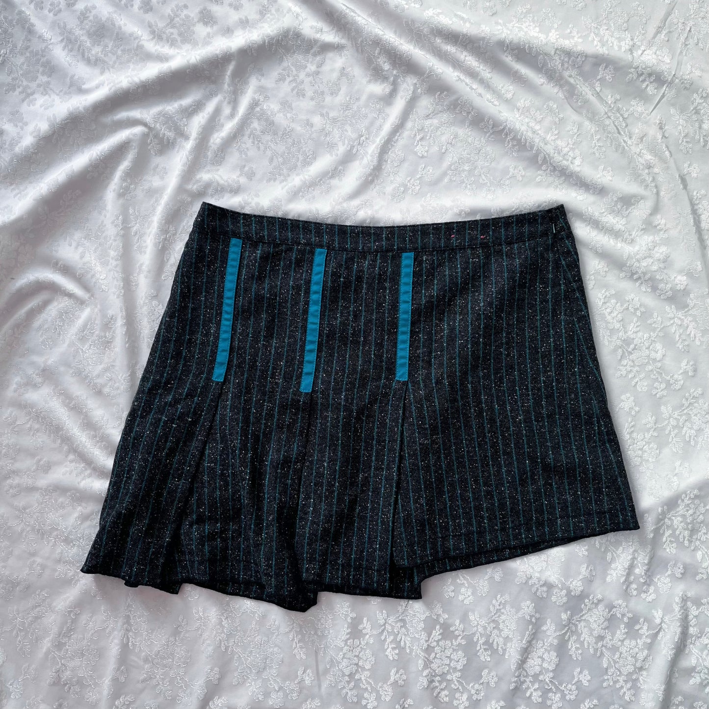 Cute 00’s wool asymmetrical skirt