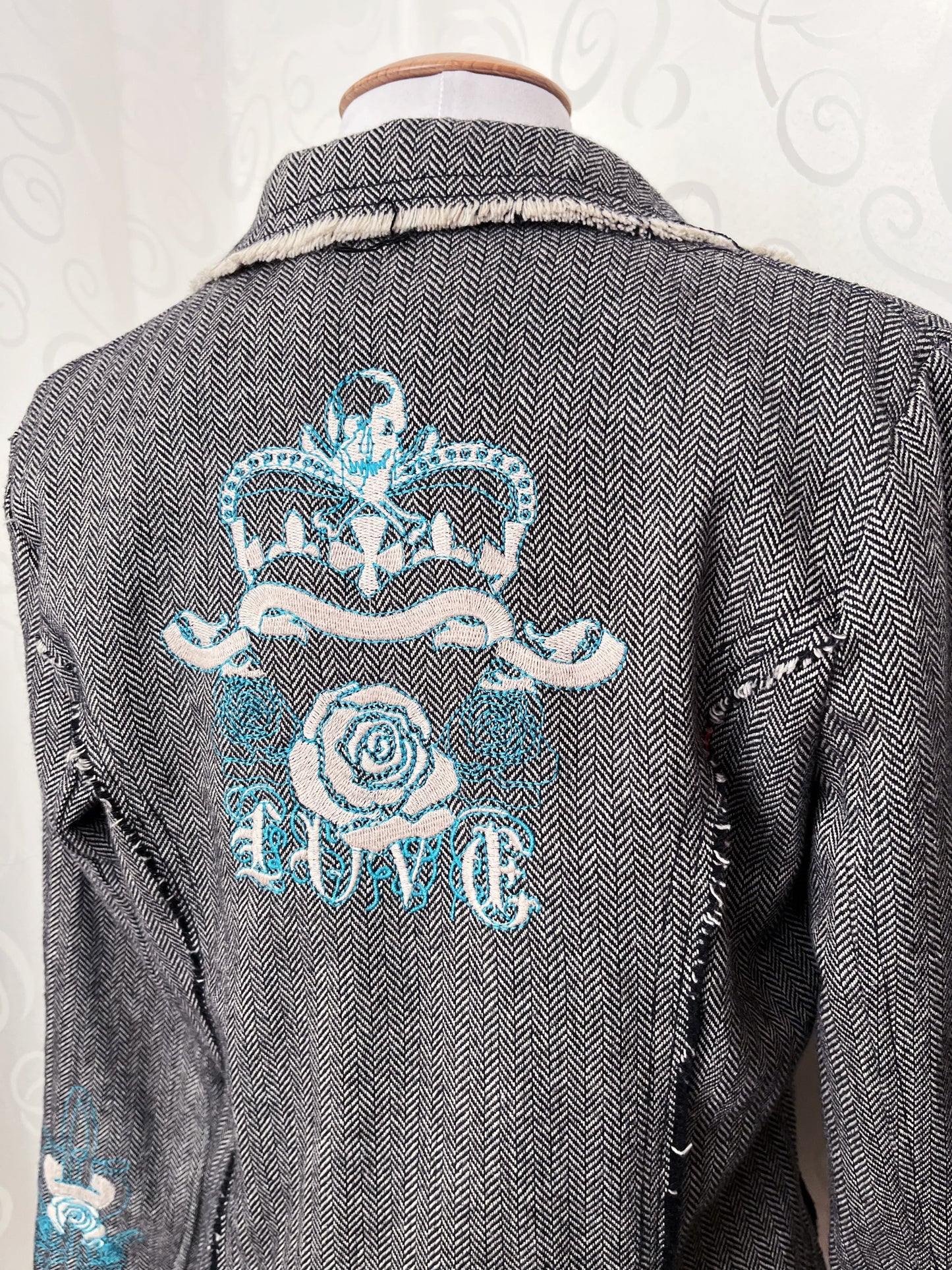 00’s Dark Academia light blazer with iconic Y2K embroidery back details 💀👑