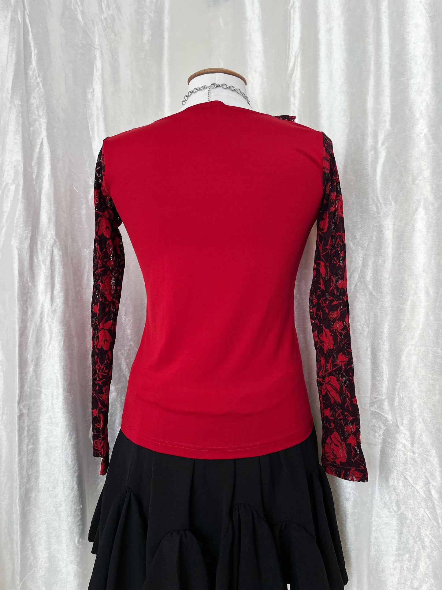 00’s coquette vampire top with lace floral detail & sleeves 🌹