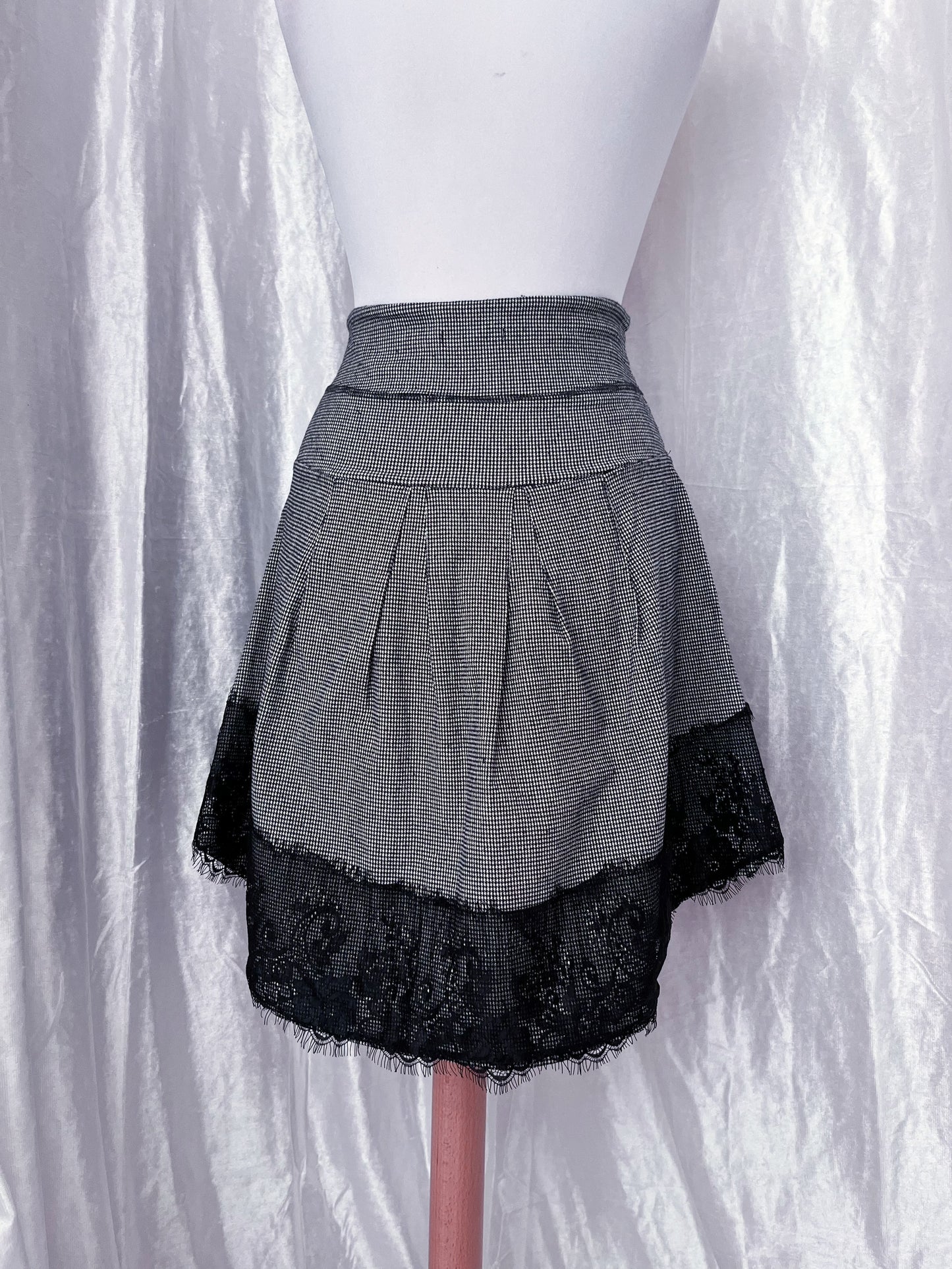 00’s dark coquette plaid skirt with lace detail 🎞️💀