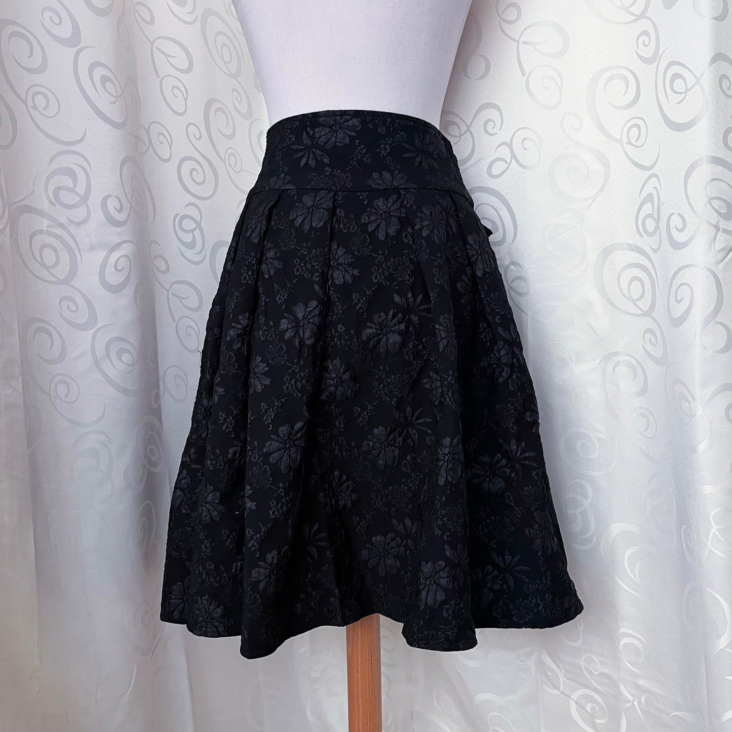 Μodern Gothic lolita black embossed floral skirt 🕷️🥀