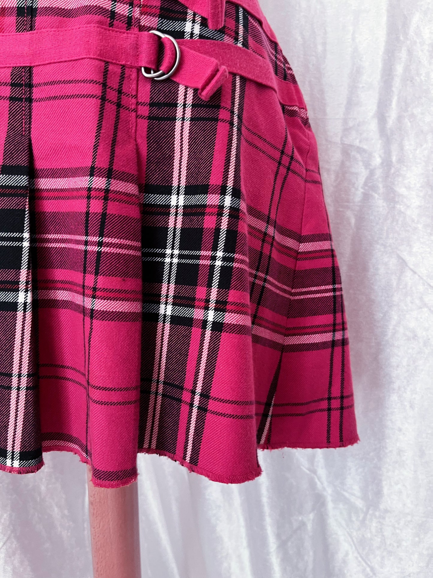 Iconic emo EDC pink plaid skirt 💕
