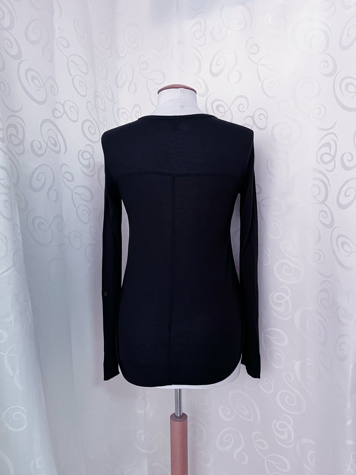 00’s Gothic top with iconic velvet detail 🕸️🕷️