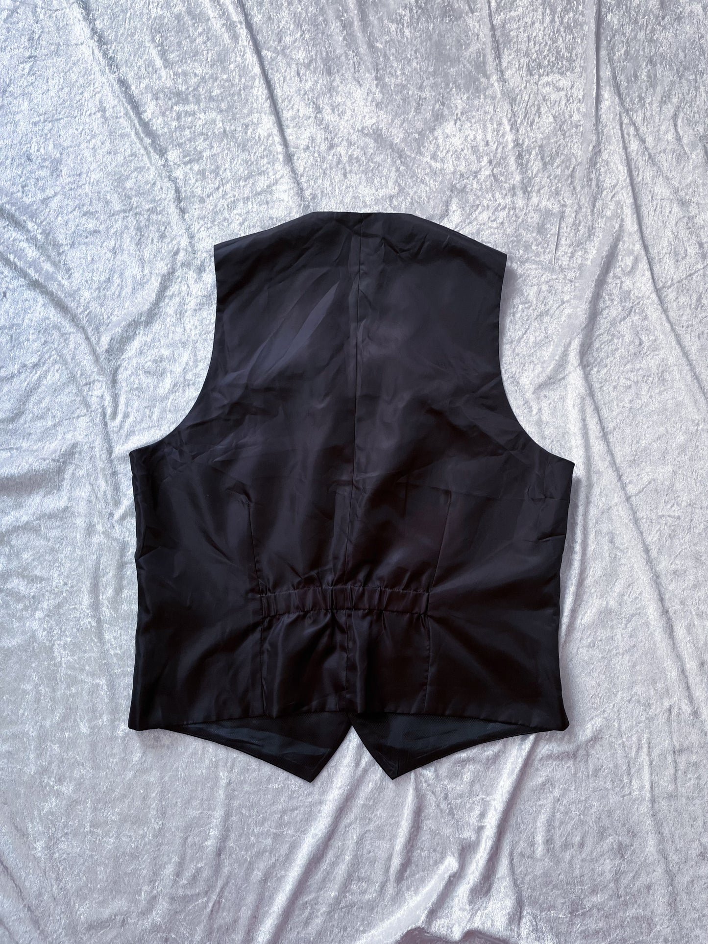 Men’s must-have black vest 🦇