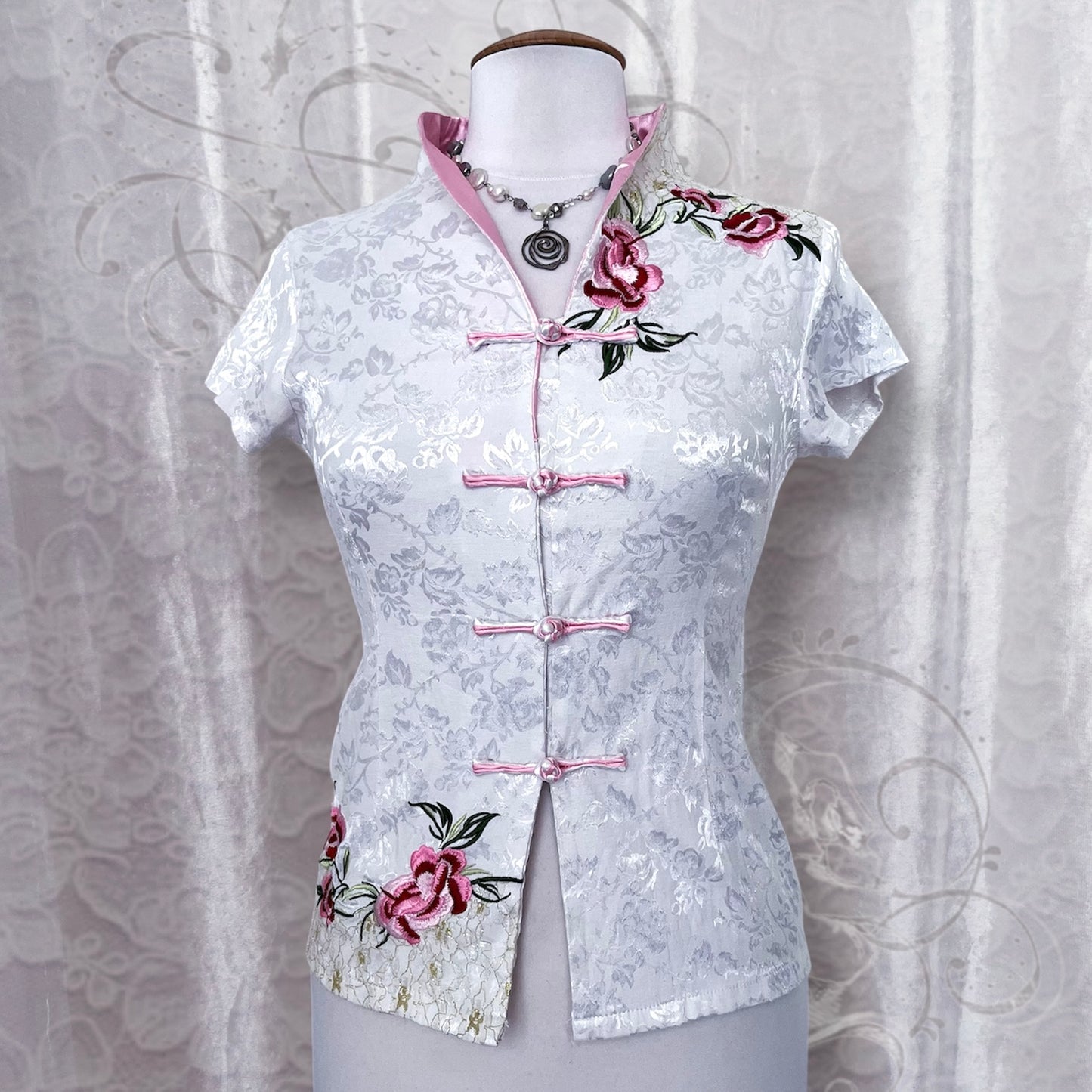Chinese Qipao/Cheongsam white brocade top with embroidered details 🌸🌷
