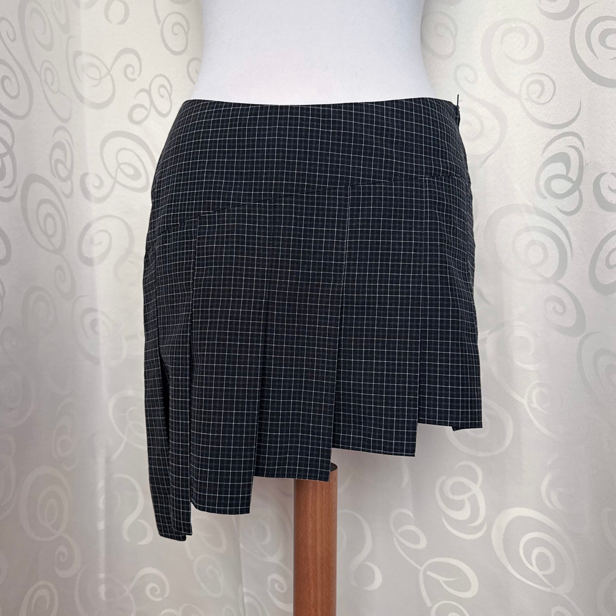 Emo asymmetrical plaid & pleated skirt 🦝🦇