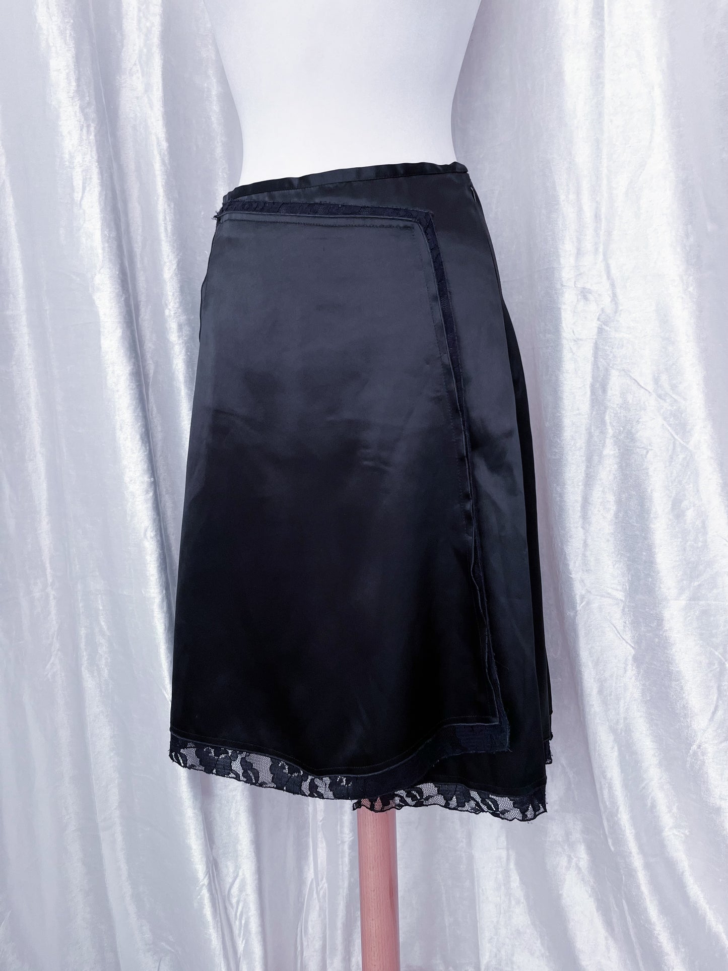 Iconic 00’s silky black skirt 🦇