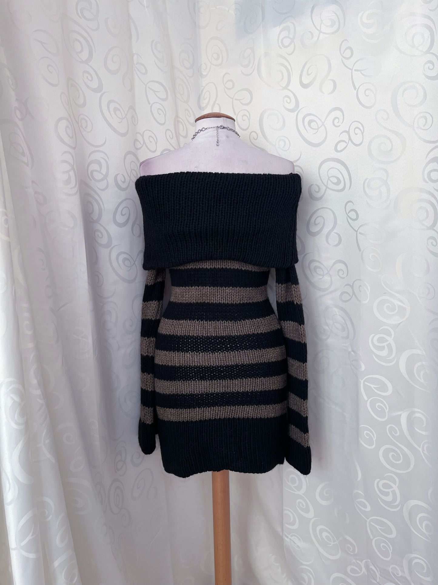 Iconic emo striped knit off-shoulder tunic 🕷🗝