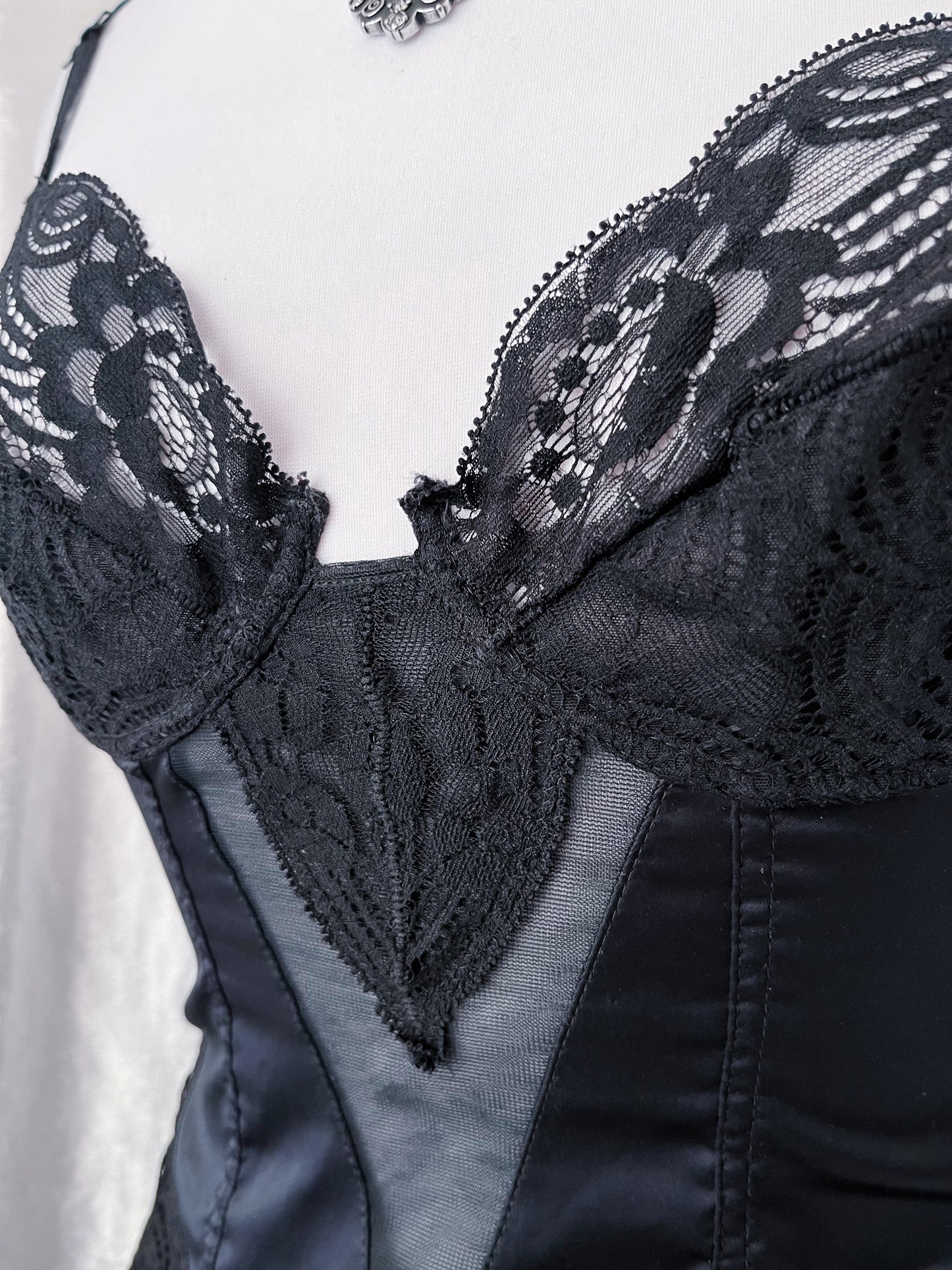 00’s Gothic lace silky corset 🕷️