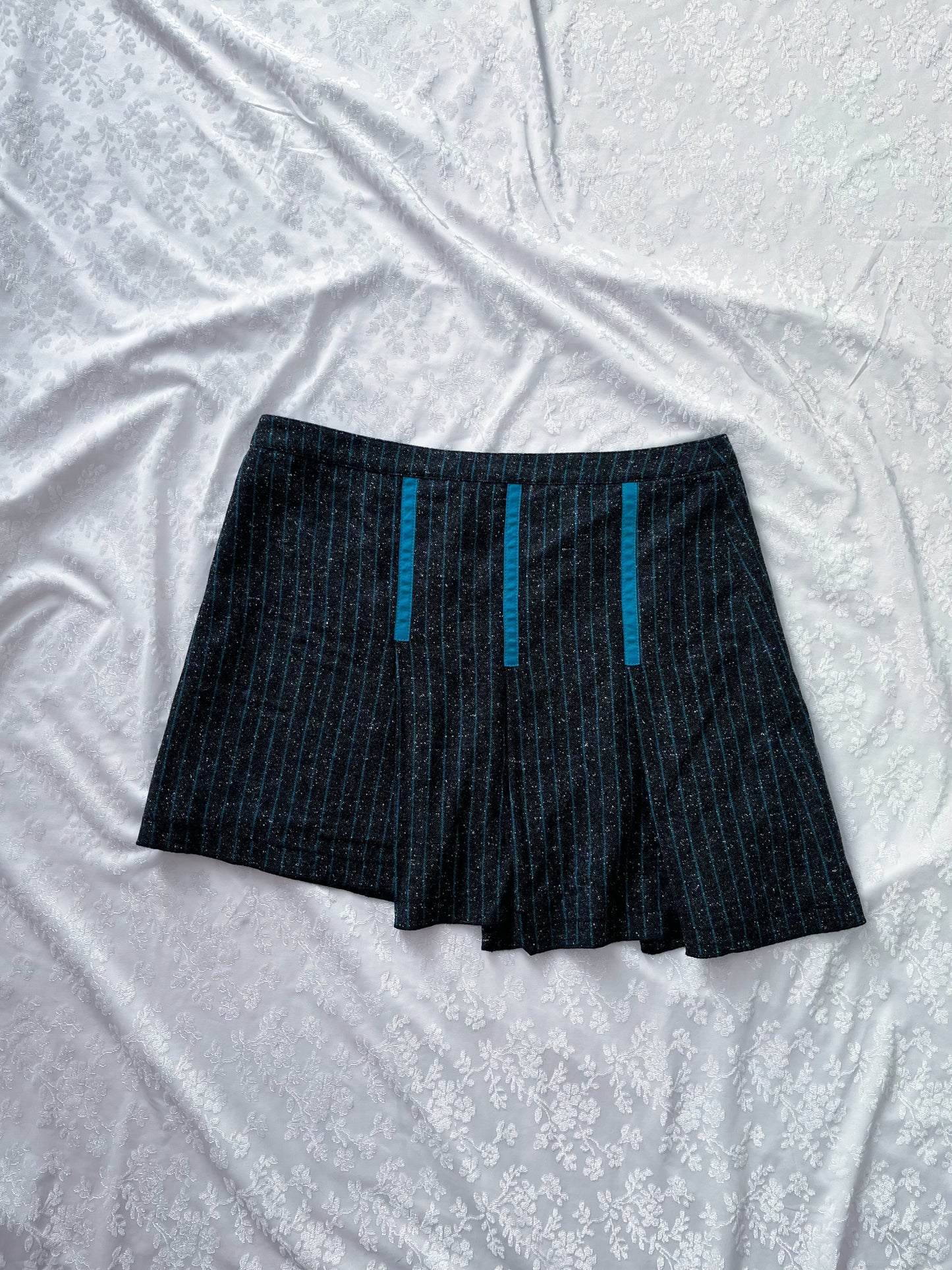 Cute 00’s wool asymmetrical skirt