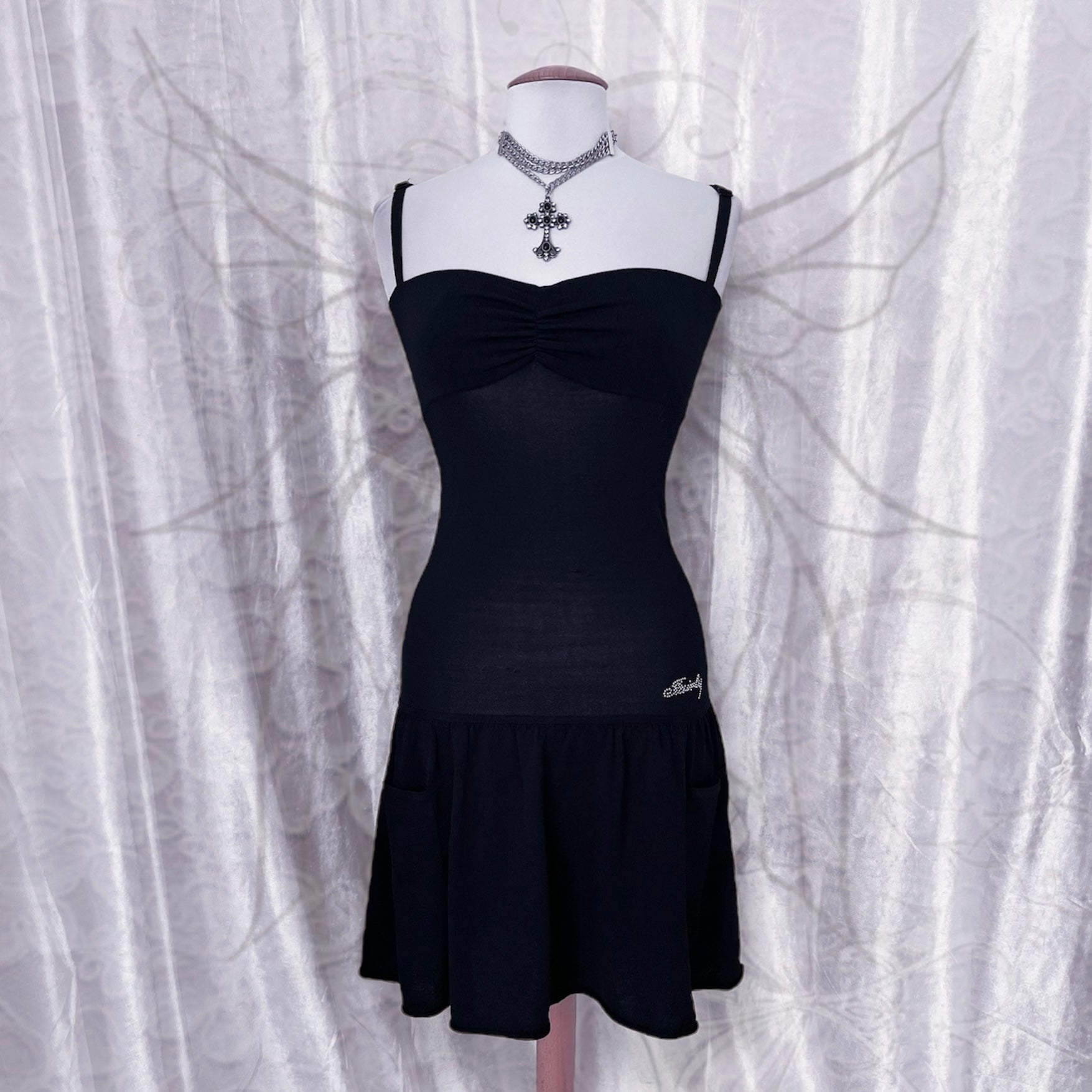 Essential black fairy dress with pockets on the sides 🎀 – Raccollectors