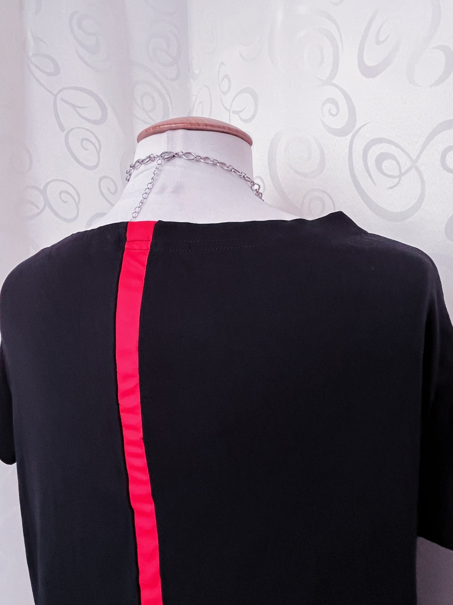 Gothic black tee with red patchwork cross & back detail ❤️✝️