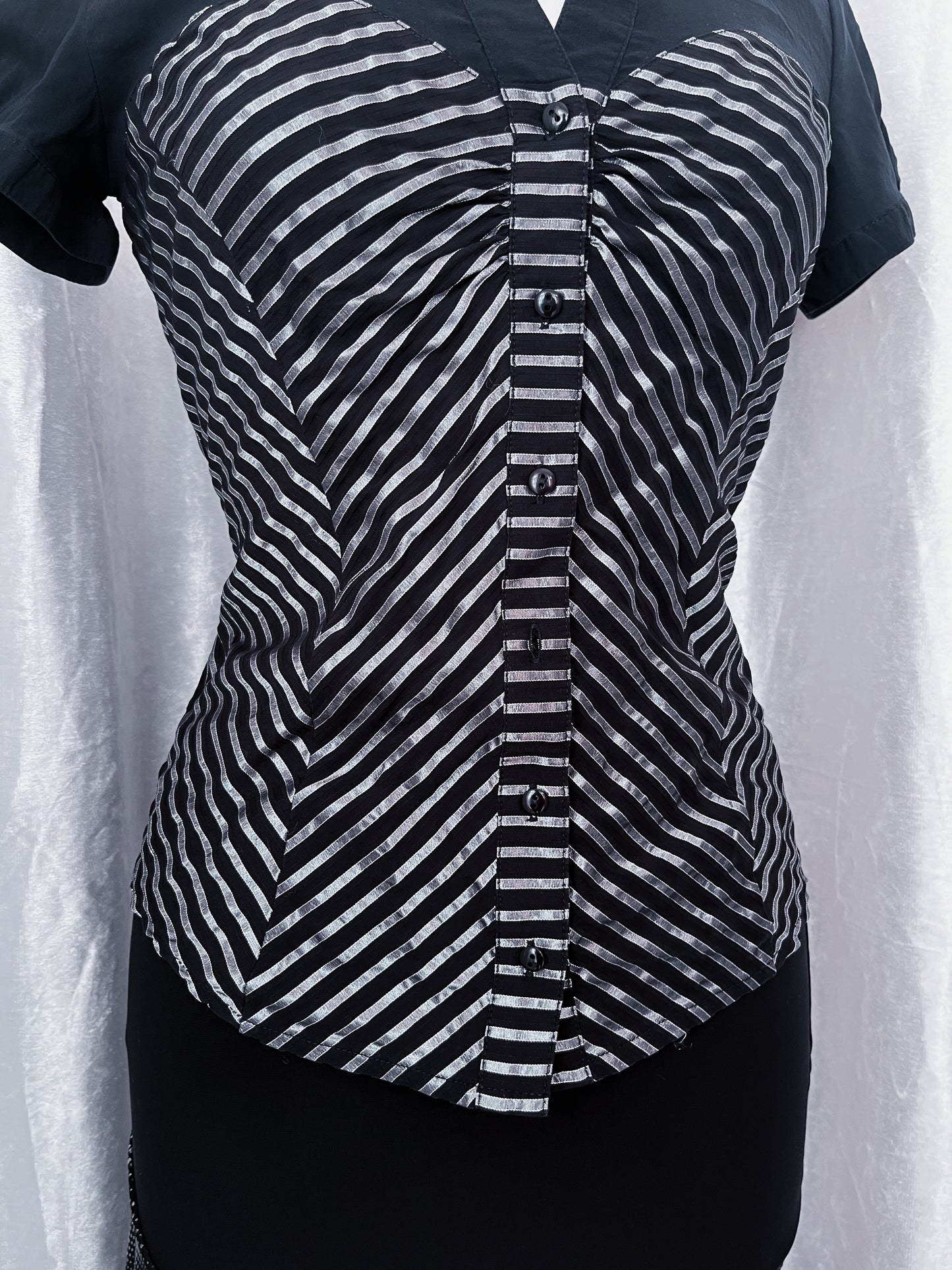 00’s gothic striped black & silver shirt 🕸️✂️