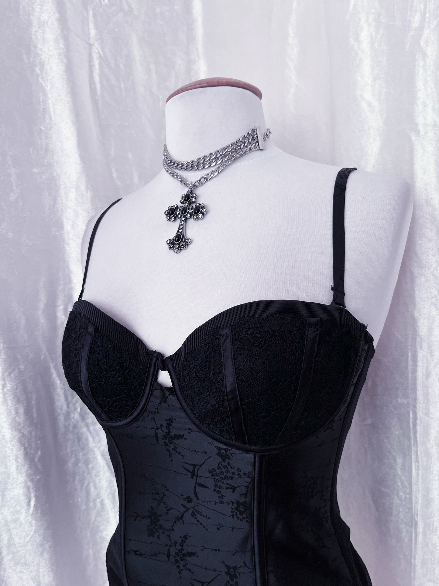 Dark fairy saten corset with velvet embroidery detail 🕸️🌷