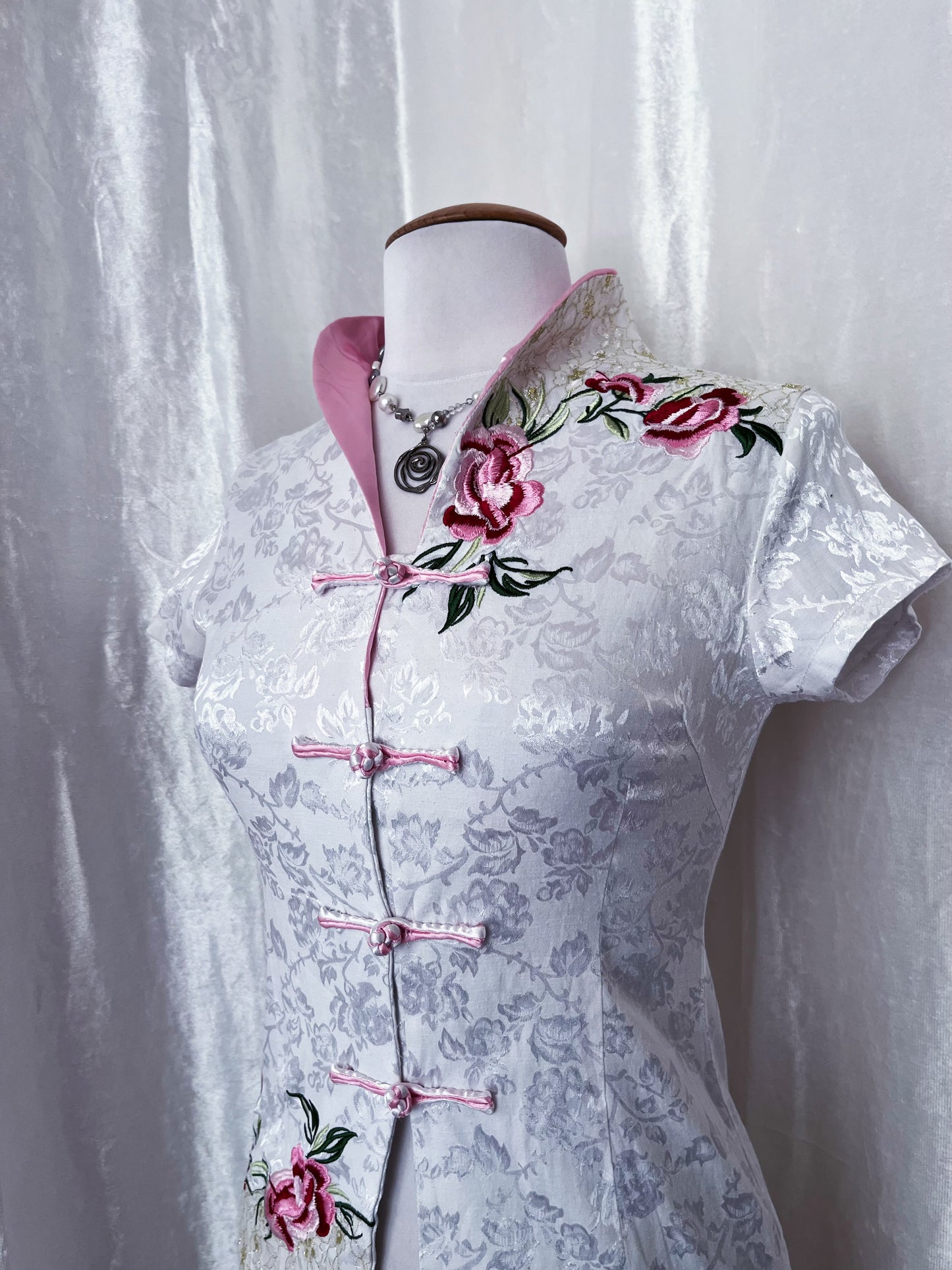 Chinese Qipao/Cheongsam white brocade top with embroidered details 🌸🌷
