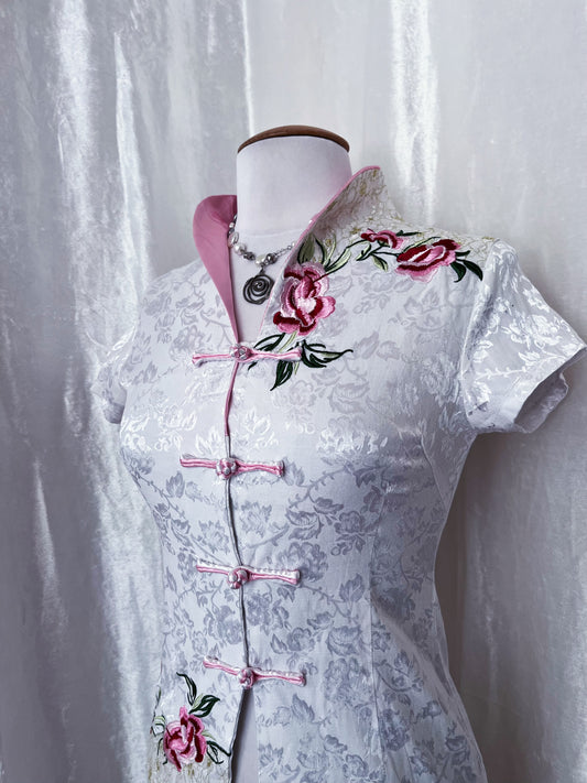 Chinese Qipao/Cheongsam white brocade top with embroidered details πΈπ·