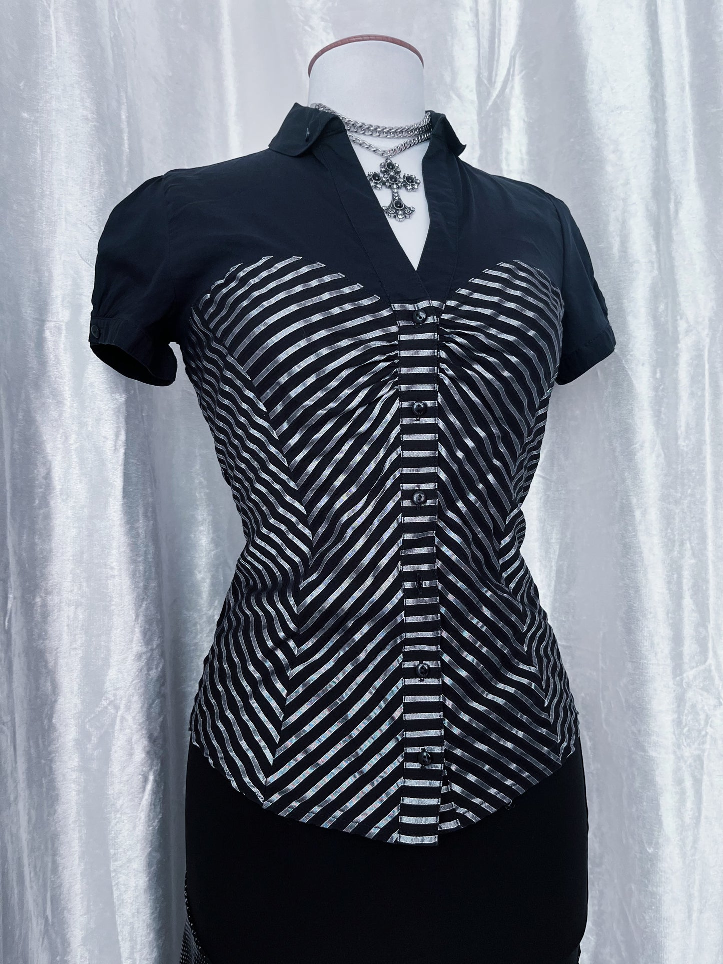 00’s gothic striped black & silver shirt 🕸️✂️