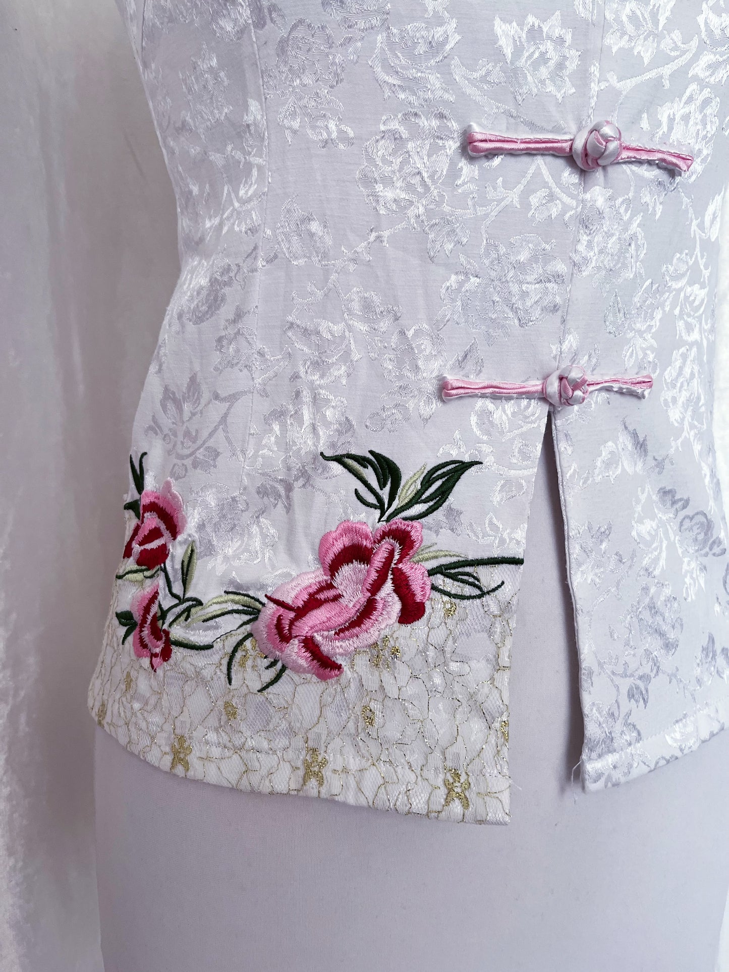 Chinese Qipao/Cheongsam white brocade top with embroidered details 🌸🌷
