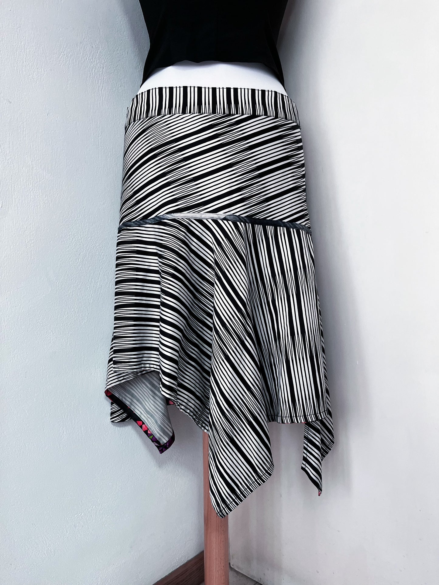 00βs witchy asymmetrical black & white skirt ππΈοΈ
