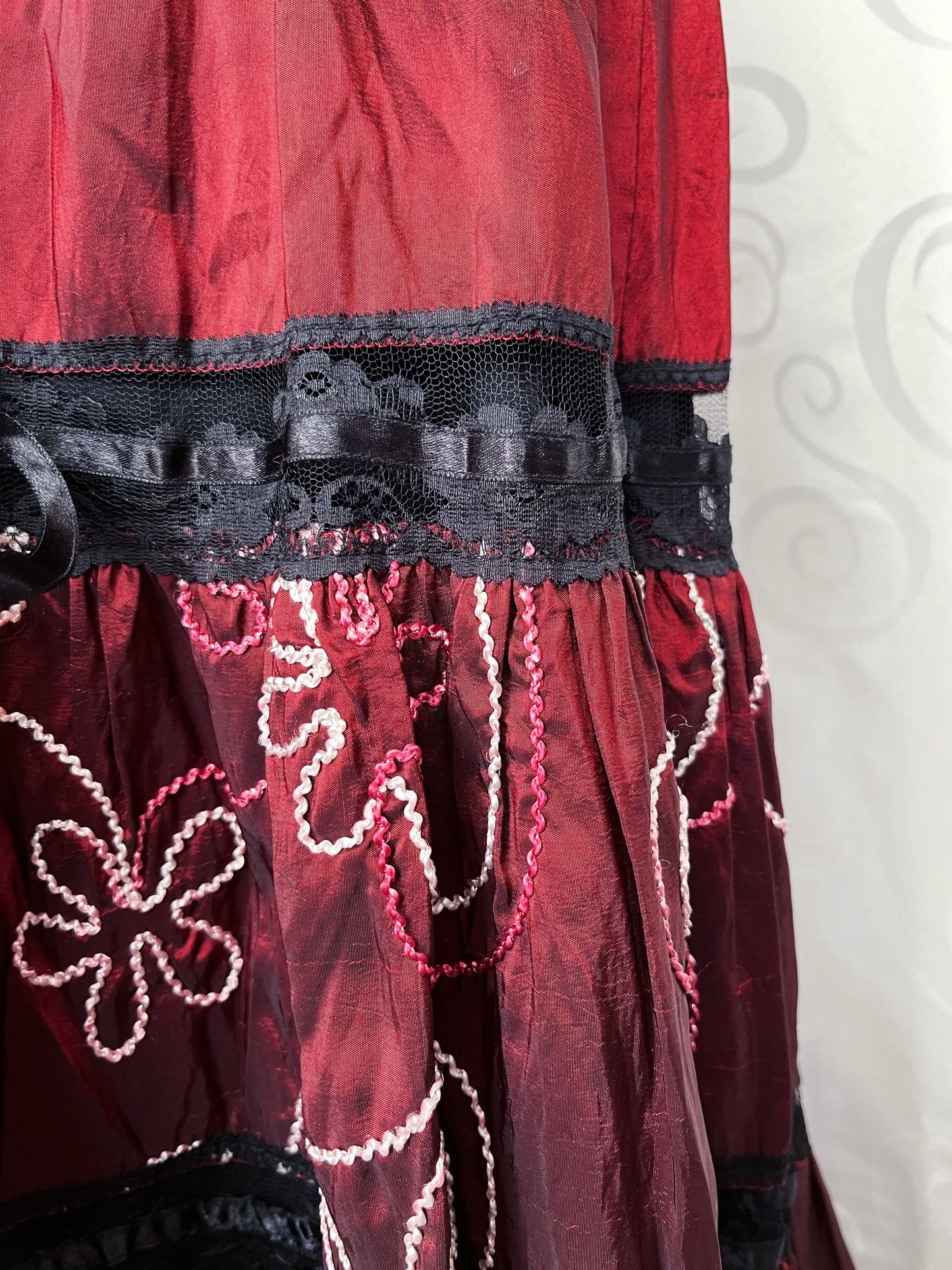 Vintage whimsygoth midi burgundy embroidered skirt with lace detail 🫀