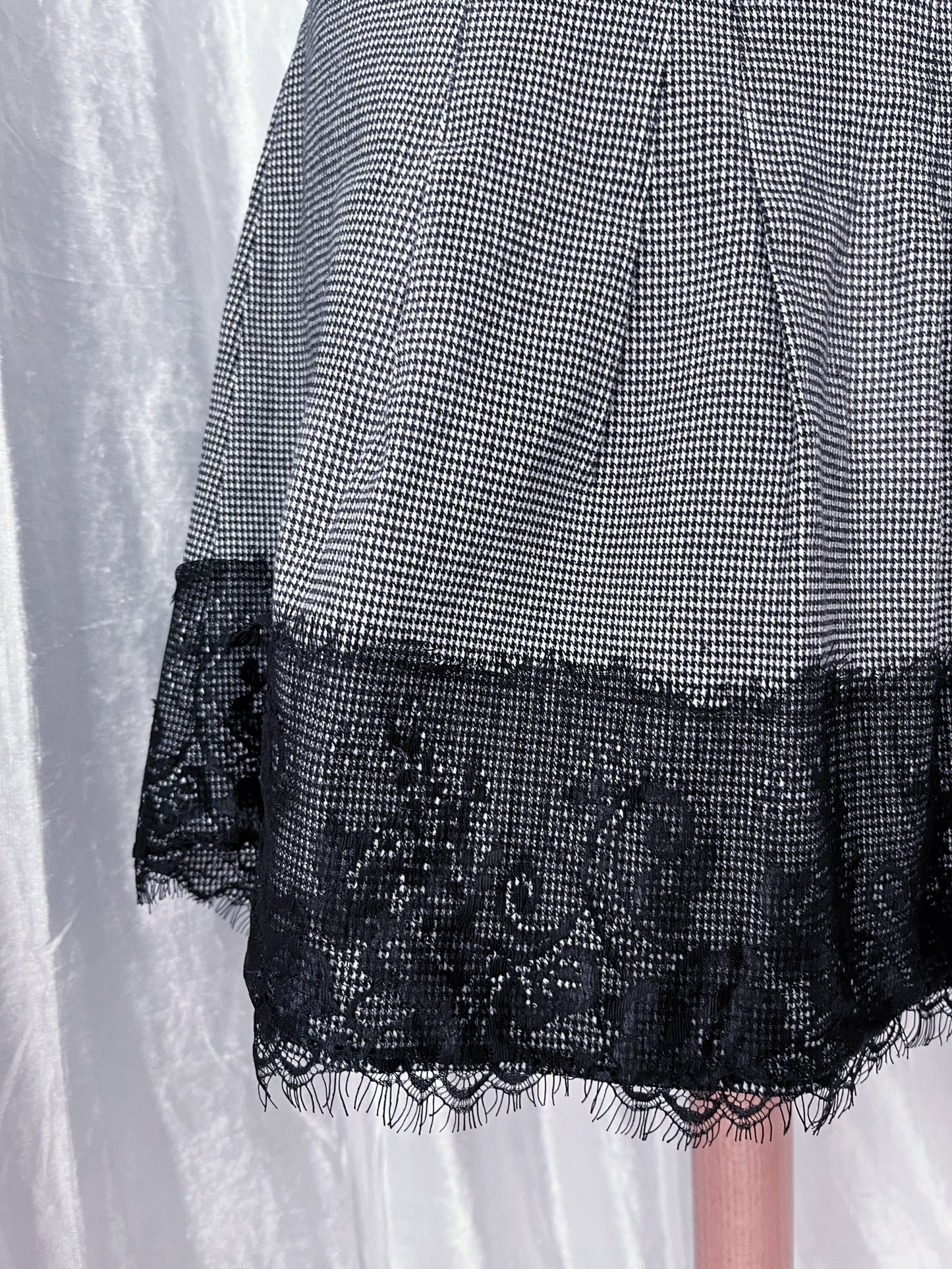 00’s dark coquette plaid skirt with lace detail 🎞️💀