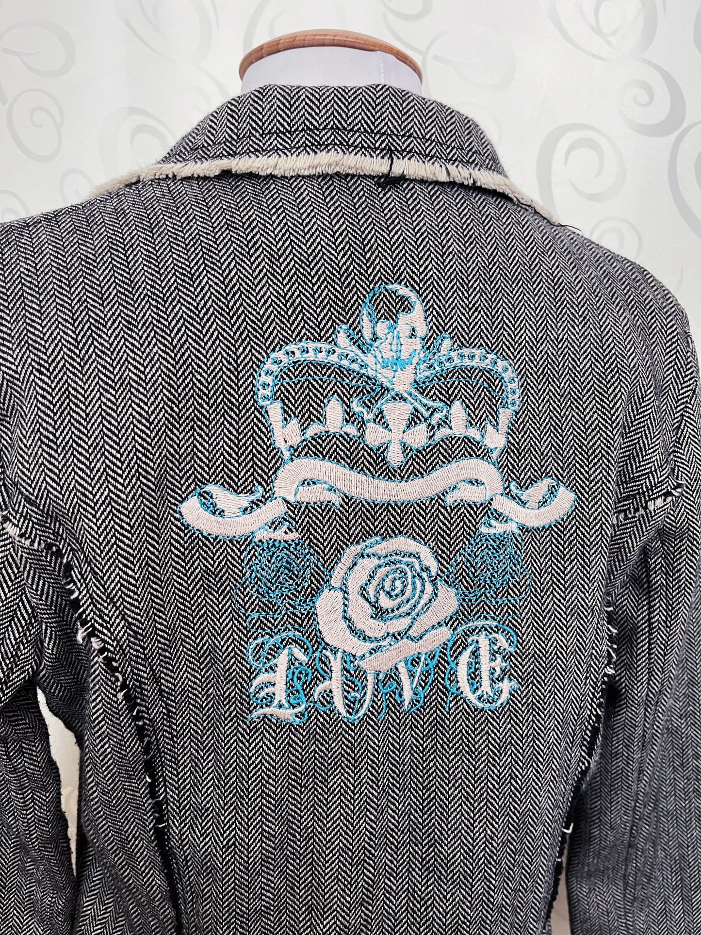 00’s Dark Academia light blazer with iconic Y2K embroidery back details 💀👑