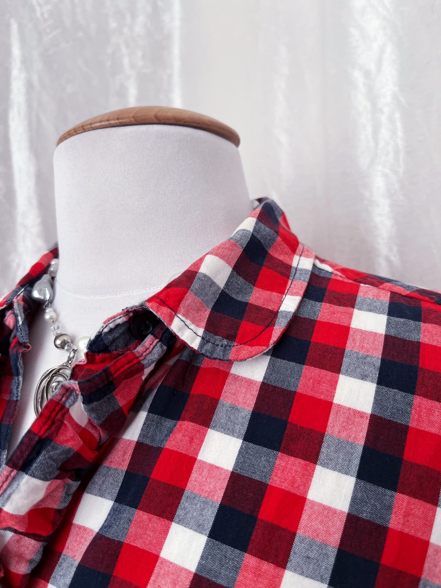 Amazing little plaid dress with ruffle details 🎪🌀