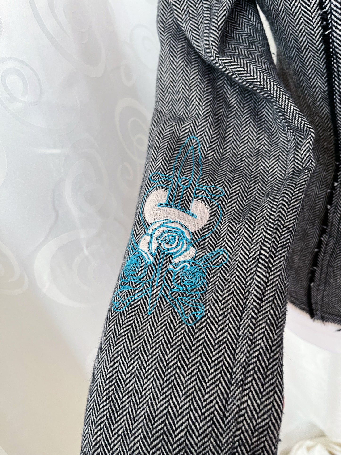 00’s Dark Academia light blazer with iconic Y2K embroidery back details 💀👑