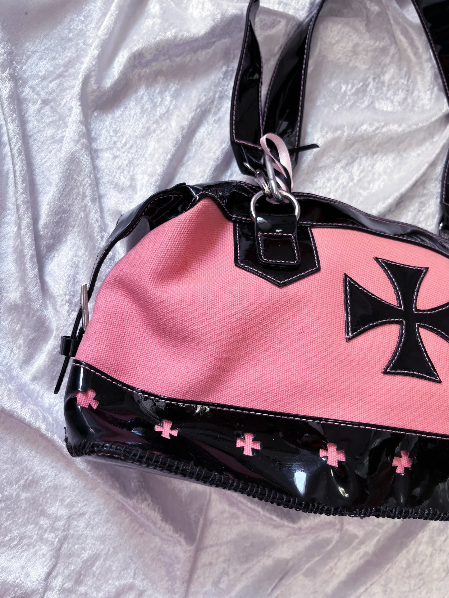 00’s gothic pink shoulder bag with cross design 🎀💀