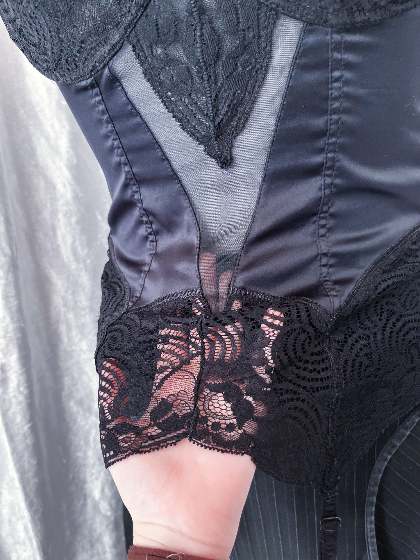 00’s Gothic lace silky corset 🕷️