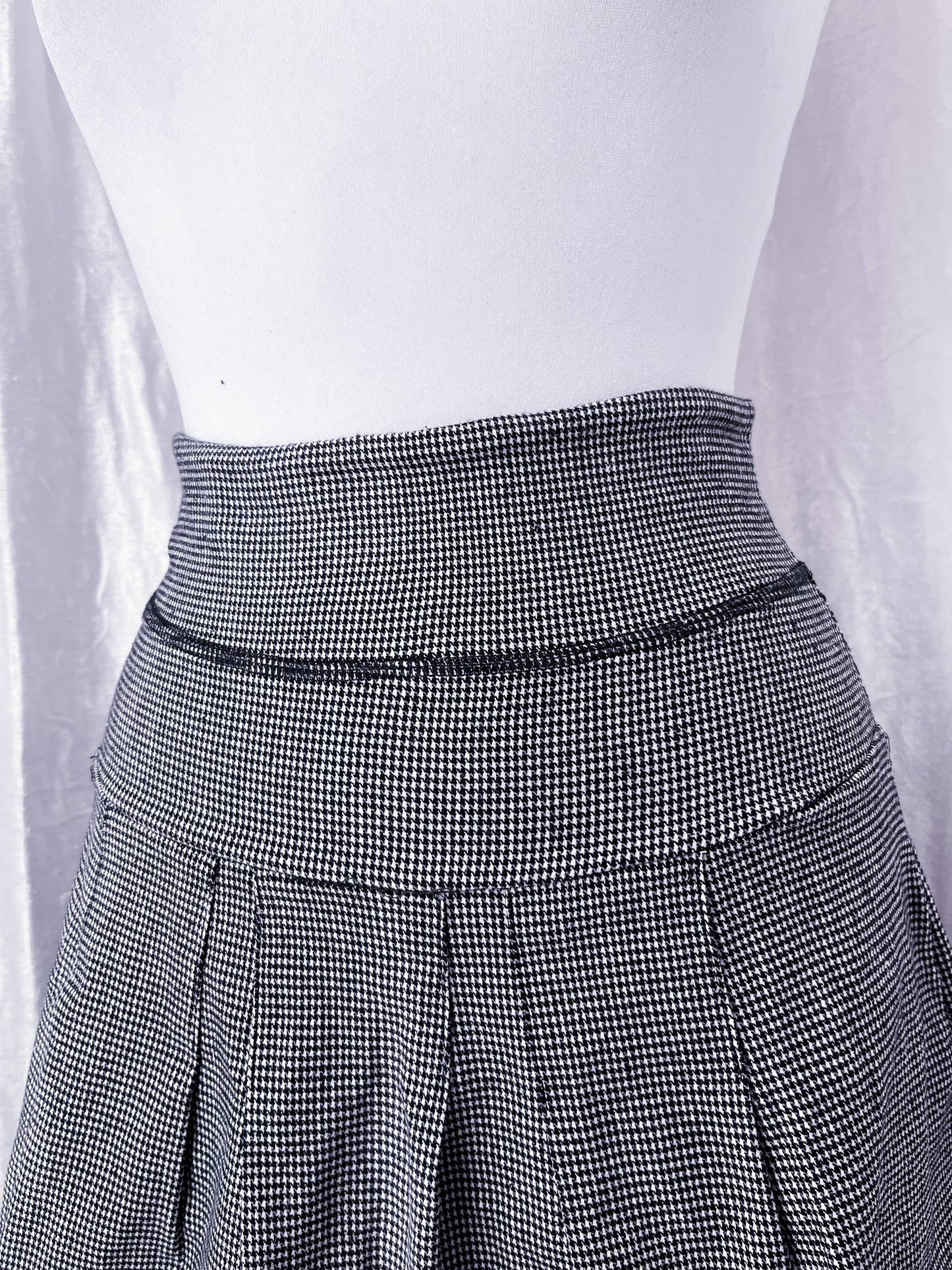 00’s dark coquette plaid skirt with lace detail 🎞️💀