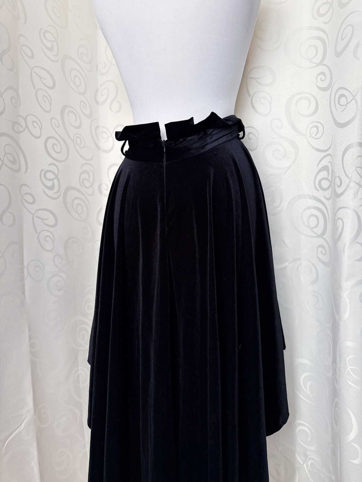 Gothic/Witchy black velvet midi skirt 🦇🗝️