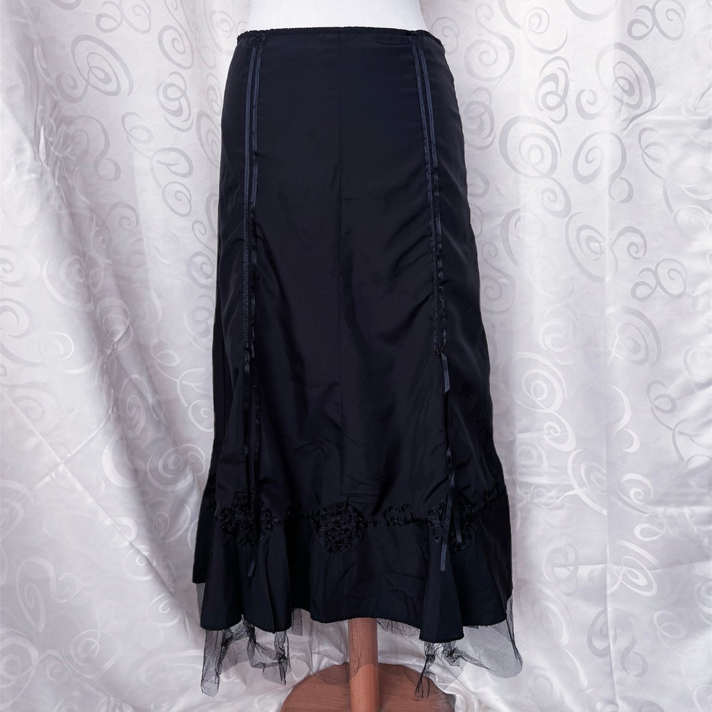 00’s whimsygoth black maxi skirt with tulle hem & floral detail at the end 🦇🌀