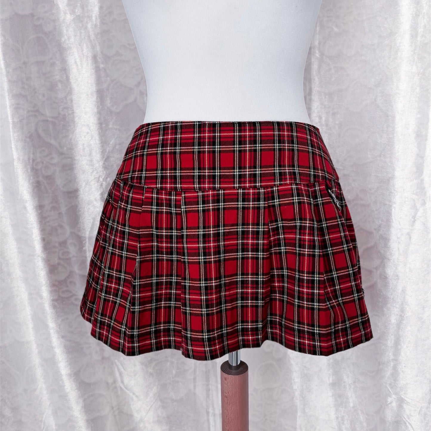 Emo/punk plaid red skirt by Cool Cat ❤️🖤