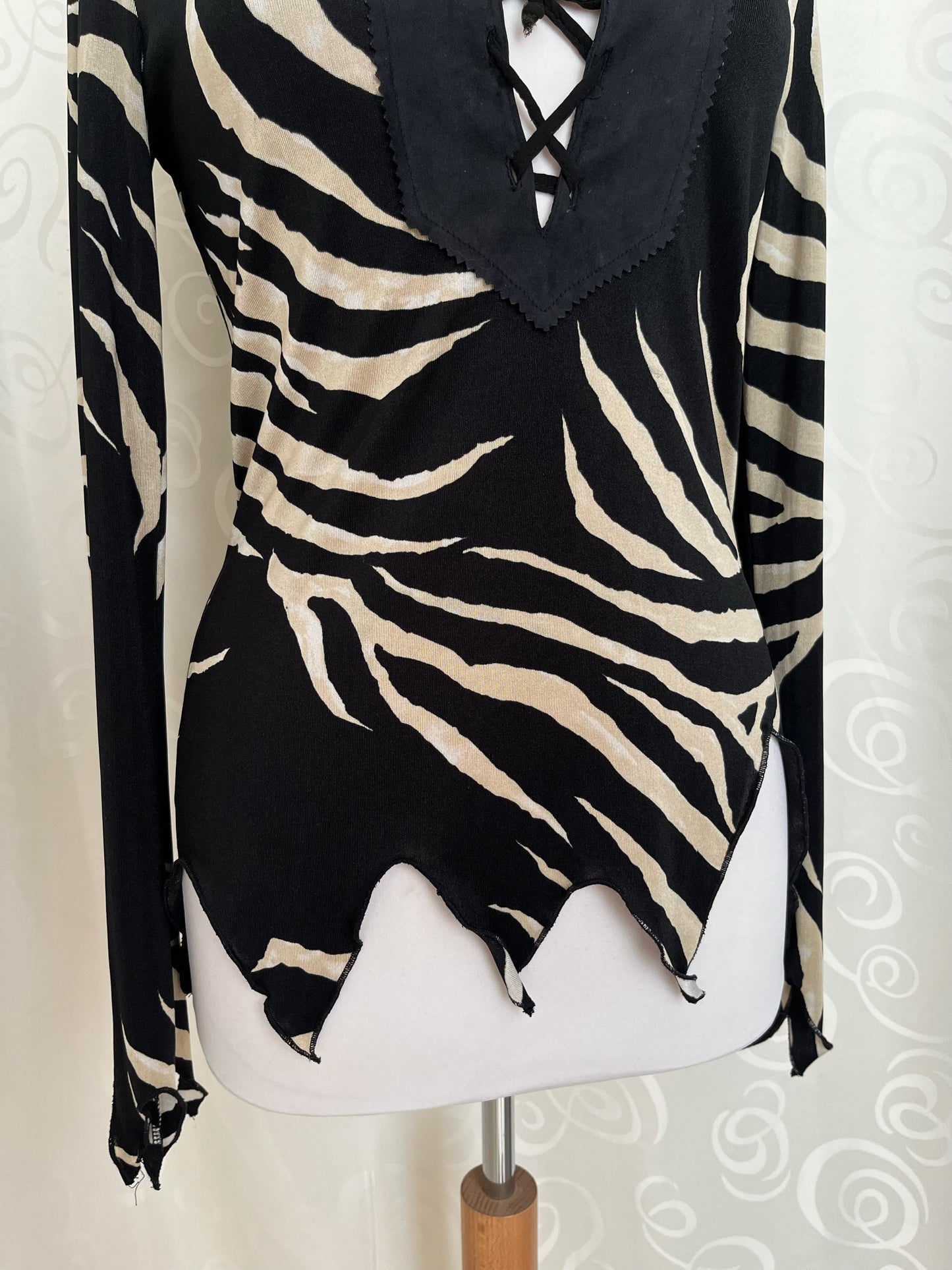 Hot zebra print asymmetrical top with lace-up detail 🦓🖤