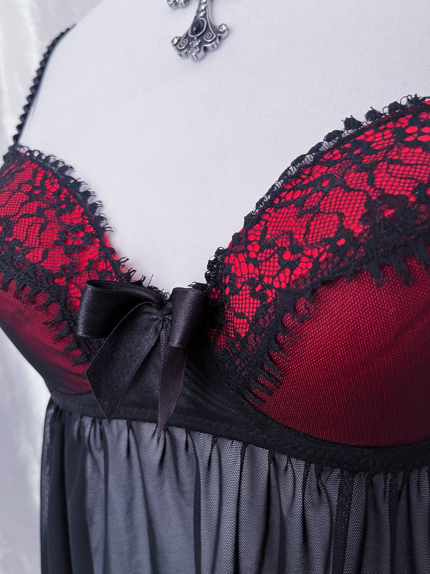 Gothic mesh red & black bustier top 🌹🕸️