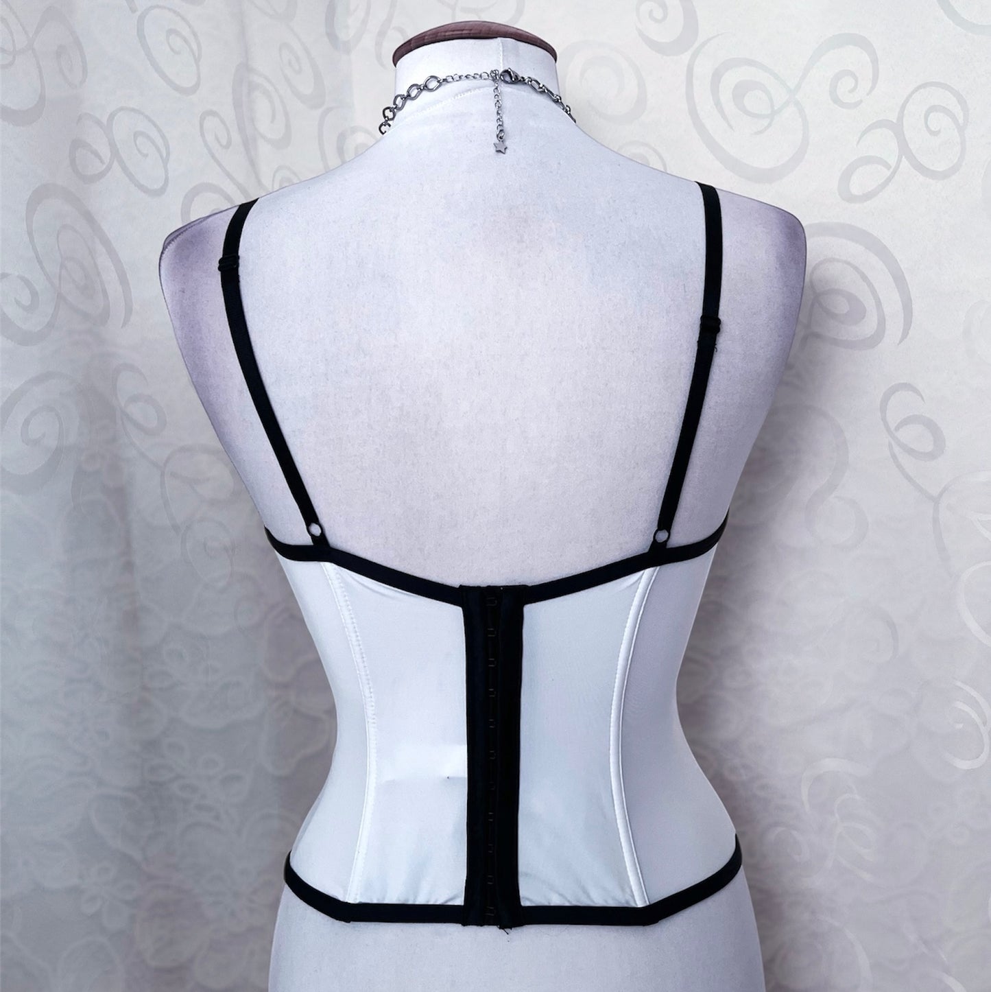 Iconic white lace-up corset 🦷🐇