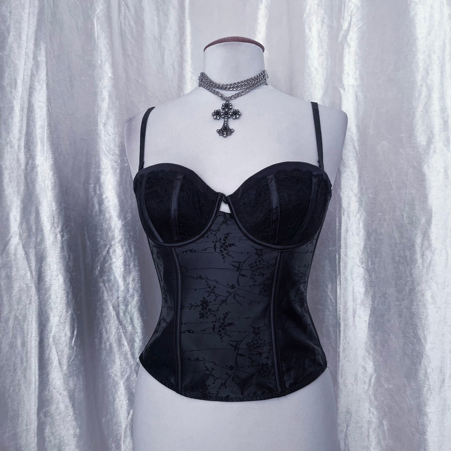 Dark fairy saten corset with velvet embroidery detail 🕸️🌷