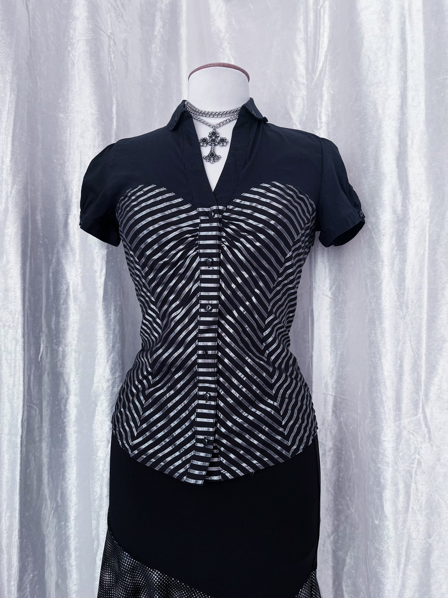 00’s gothic striped black & silver shirt 🕸️✂️