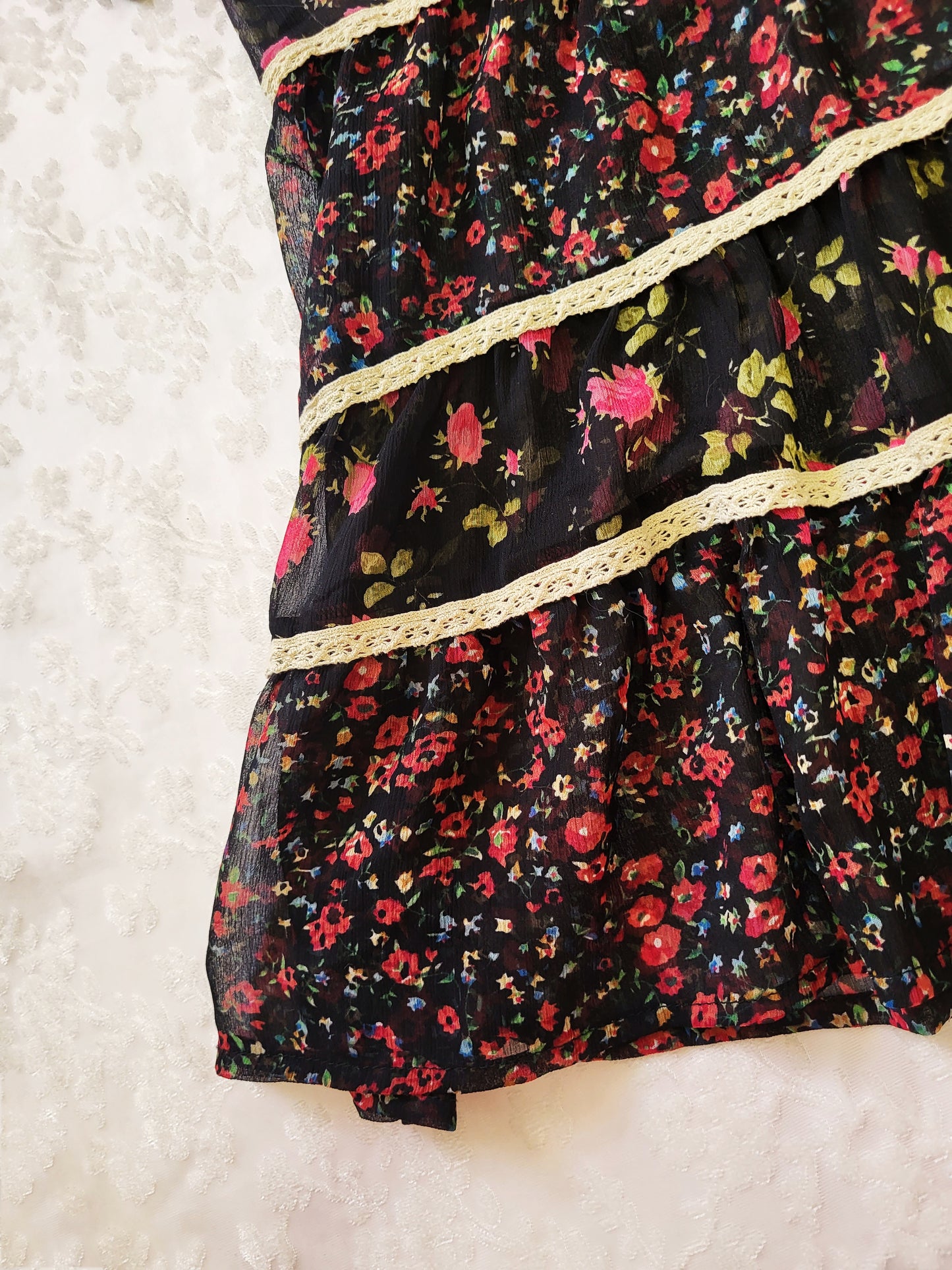 Pretty mesh coquette floral top 💐