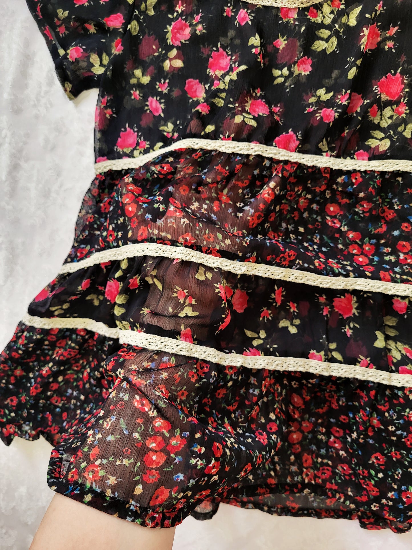 Pretty mesh coquette floral top 💐