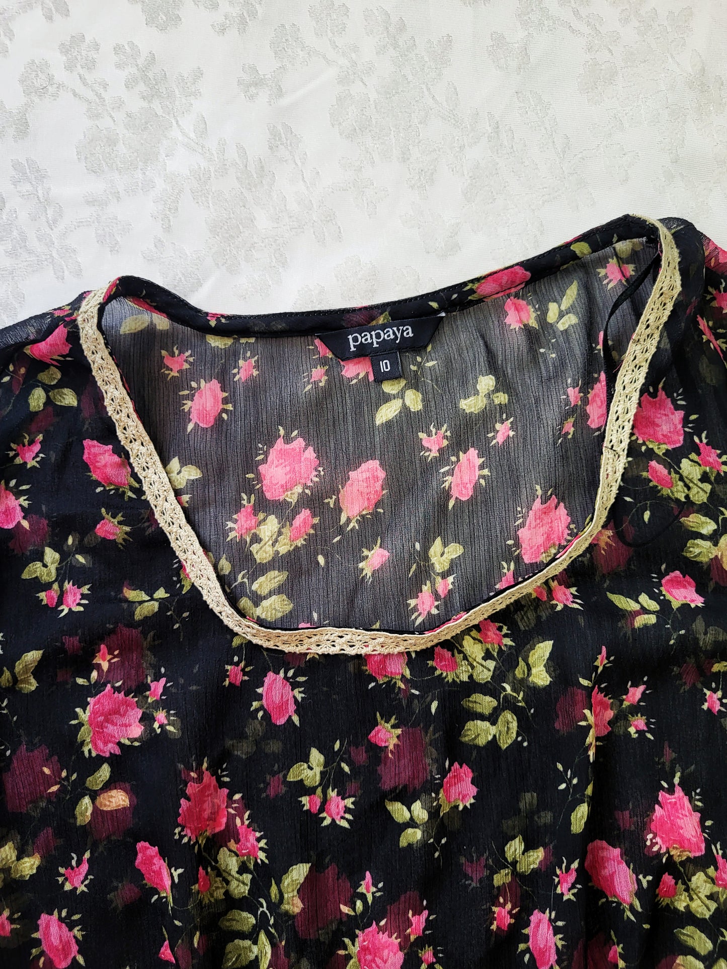 Pretty mesh coquette floral top 💐