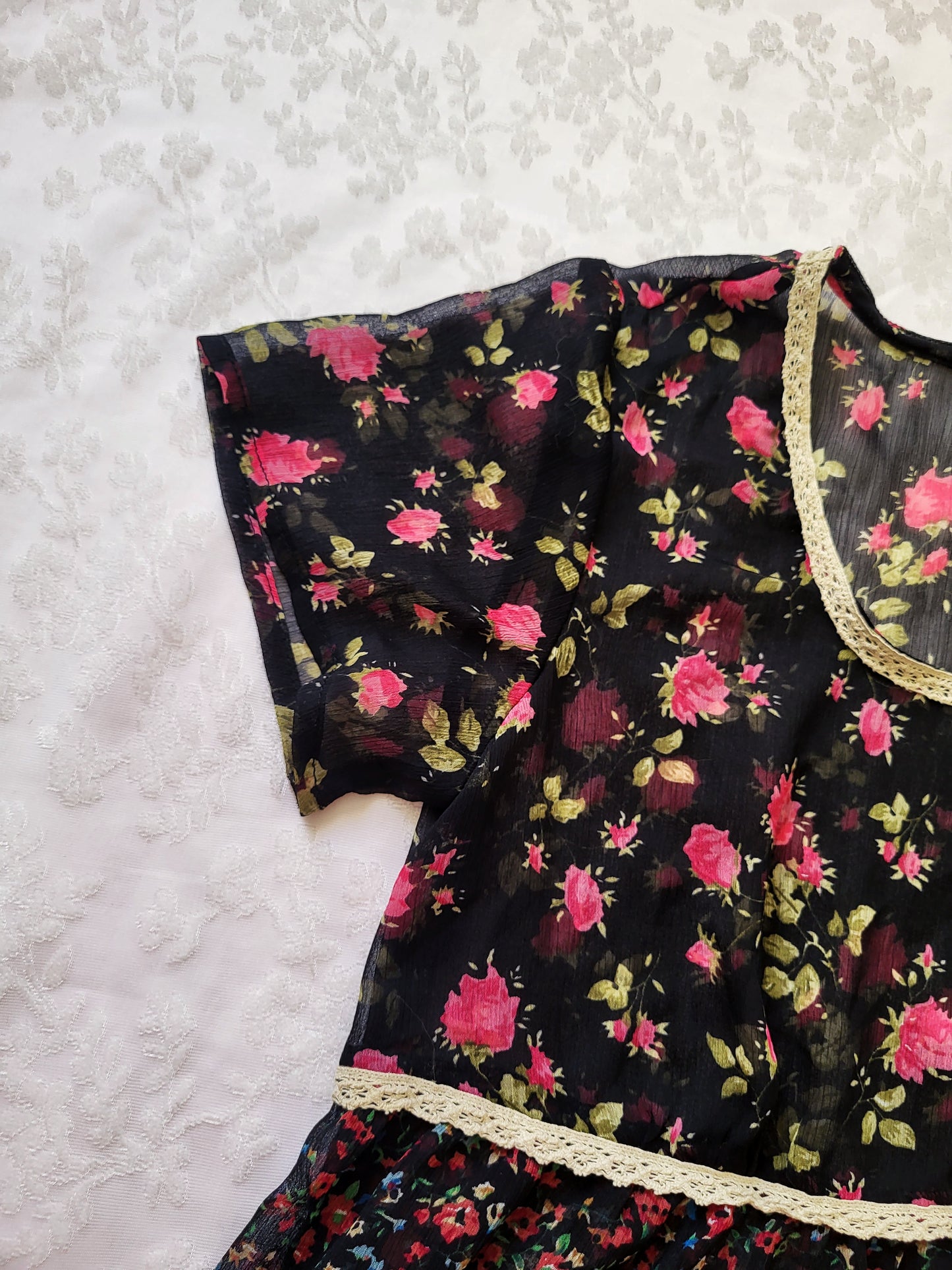 Pretty mesh coquette floral top 💐